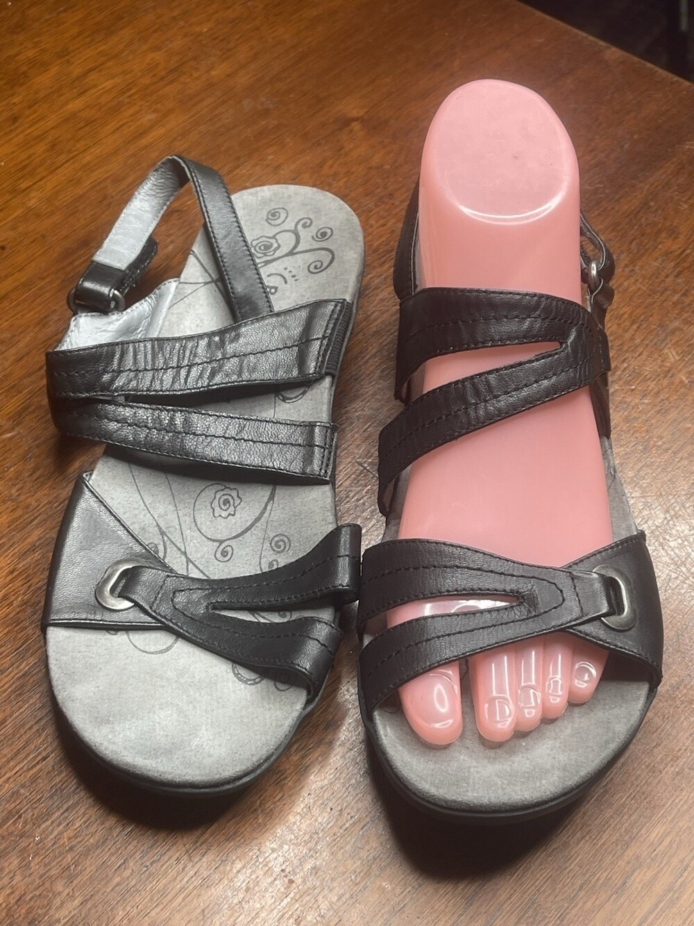 Baretraps Sandals Jollity Women’s 7.5 Black Leather Strappy Comfort Sandals